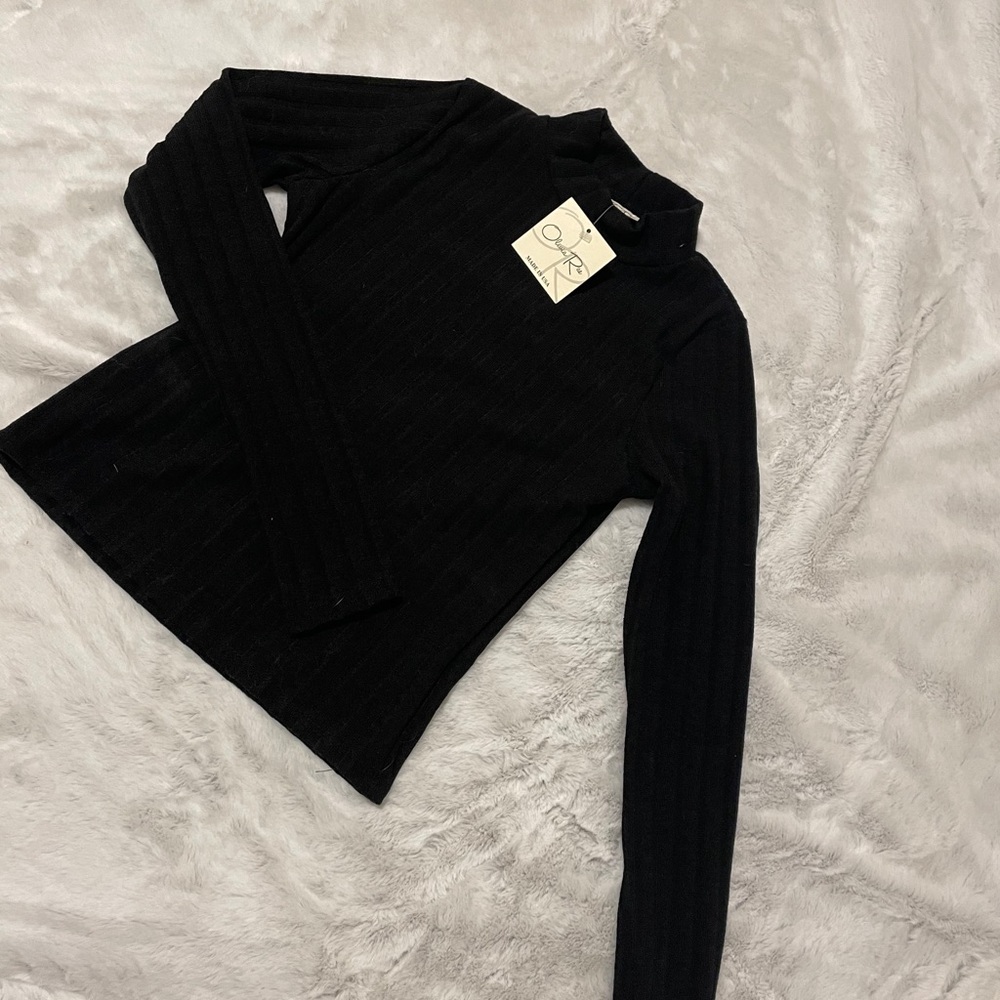 Black crop turtleneck